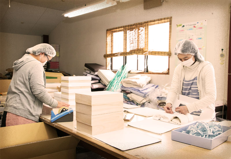 作業場で商品を検品するスタッフ